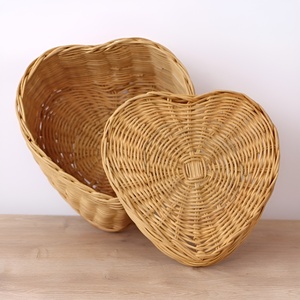 Hermosas cajas de regalo de ratán natural tejidas a mano, embalaje para regalos florales, caja de mimbre con tapa en forma de corazón más económica - Product Image 1