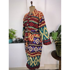 ชุดกิโมโน/เสื้อคลุมแบบยูนิเซ็กซ์ สีเบจแดง พร้อมลายพิมพ์ดอกไม้หรูหราแบบเมืองและลายเรขาคณิตเพชร ผลิตจากผ้าขนสัตว์ผสมขนจามรี - Product Image 3