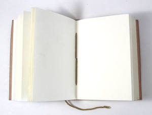 สมุดบันทึกทำมือจากกระดาษฝ้ายรีไซเคิลสีโบราณ ปกหนังวินเทจสั่งทำพิเศษ พร้อมโลโก้ปั๊มนูน เย็บกาว ปกแข็ง เหมาะสำหรับเป็นของขวัญ - Product Image 3