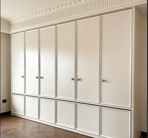 Meuble de rangement sur mesure pour chambre à coucher avec portes en verre, étagères réglables, tringles de suspension et tiroirs pour vêtements et rangement - Product Image 1