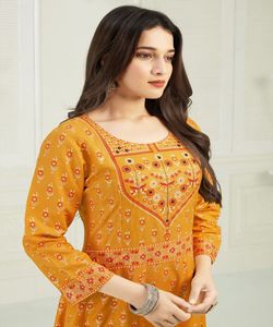 Dernier Design Exclusif Nouvelle Arrivée Farine Longueur Manches Régulières Col Bateau Couleur Rose Kurti avec Dupatta dans Vêtements Ethniques Vêtement Shalwar Kameez - Product Image 2