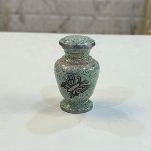 Domtop Urna de cremación de latón antiguo para cenizas de adultos Mariposas doradas grabadas Uso funerario de metal Fabricante directo de HHO - Product Image 5