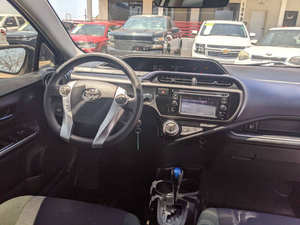 Voiture d'occasion de qualité et abordable, Toyota Prius c 2016, conduite à gauche - Product Image 2