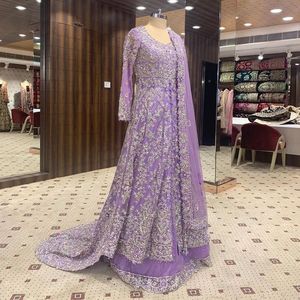 BRODERIE ÉBLOTANTE SUR VESTE DE MARIÉE VIOLET, LEHENGA & DUPATTA AVEC PERLES DE VERRE EN CRISTAL ORNÉ, TRAVAIL DABKA POUR MARIAGE @ 2024 - Product Image 1