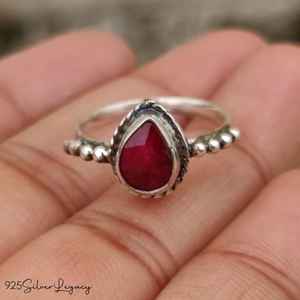 Anillo de declaración minimalista de Plata de Ley 925, Estrella tratada con calor de Coral Natural blanco, certificado por terceros, perfecto para San Valentín - Product Image 1