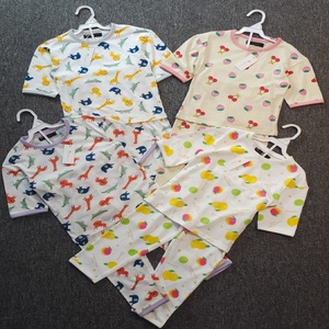 Conjunto de ropa de bebé de algodón de marca en existencias de Bangladesh al por mayor, conjunto de ropa de bebé con camisetas y mono, conjunto de ropa de bebé excedente - Product Image 6