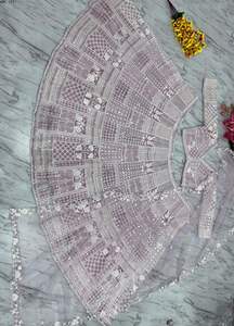 Lehenga Choli traditionnel brodé prêt à expédier avec Dupatta Bridal Wear Lehenga Choli pour tenue de mariage pour femme - Product Image 6