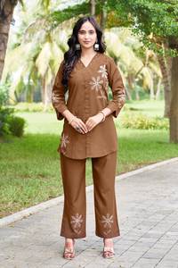 Conjunto de Kurti y Pantalón Elegante Bordado en Negro de Rayón Premium Unity Luxure - Product Image 4