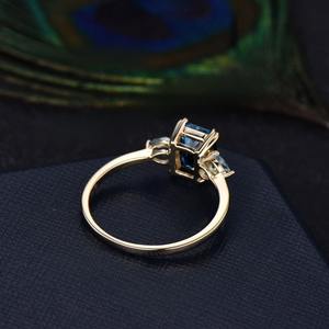 แหวนทองคำประดับบลูโทแพซทรงเอเมอรัลด์คัทและโทแพซทรงหยดน้ำ 3 เม็ด แหวนแต่งงานแบบ 8 กรงเล็บ แหวนประจำเดือนธันวาคม ผลิตเครื่องประดับโดยผู้ผลิตในอินเดีย - Product Image 4