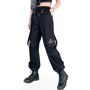 Venta al por mayor de ropa de mujer personalizada Techwear pantalones cargo correa de talla grande impermeable chaqueta de cuero negro pantalones Ninja temporada de invierno capucha - Product Image 1