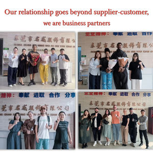 Fabricant de veste d'hiver matelassée personnalisée pour hommes, coupe-vent épais noir à capuche et rembourré, brillant et chaud - Product Image 6