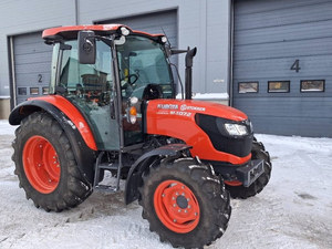 Tractor Kubota de diseño versátil y duradero con estructura compacta para diversas aplicaciones agrícolas, disponible para la venta. - Product Image 4