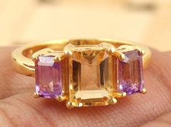 แหวนเงินแท้ 925 ประดับพลอยสามเม็ดทรงเหลี่ยมแบบ Emerald Cut ชุบทองวินเทจ พร้อมพลอย Citrine และ Amethyst แท้ สำหรับงานแต่งงานและงานปาร์ตี้ - Product Image 2
