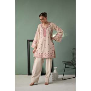 เสื้อปักลาย DHANAK รุ่น ZAIB-3PC สำหรับผู้หญิง ผ้าชีฟอง เป็นมิตรต่อสิ่งแวดล้อม พร้อมผ้าคลุมไหล่และกางเกงเข้าชุด รุ่น BIC-4352 - Product Image 2