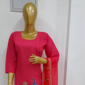 Femmes pur coton belle Bollywood ethnique robes décontractées Designer Kurta ensemble avec pantalon et Dupatta comprend une taille naturelle - Product Image 1