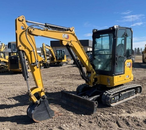 Mini-excavatrice CAT 302 CR, petite pelle hydraulique compacte sur chenilles pour travaux de construction et d'aménagement paysager - Product Image 1