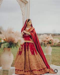 2025 @ Maroon Bridal Anarkali, Lehenga & Dupatta Robe avec perles Dabka ornées de perles de verre en pierre Broderie - Product Image 1