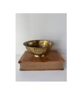 Cuenco de latón pulido con curvas hechas a mano y aspecto real, ideal para regalos formales y colecciones espirituales - Product Image 6