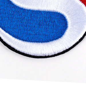 Fournisseur direct d'usine de patchs brodés en tissu sergé personnalisés, faible MOQ, patchs brodés à coudre pour vêtements et chapeaux - Product Image 3