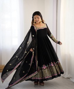 FIL DE GEORGETTE À LA MODE SEQUENCE DE BRODERIE ROBE DE TRAVAIL BAS AVEC DUPATTA FESTIVE WEAR PRIX DE GROS VÊTEMENT ETHNIQUE NOIR - Product Image 6