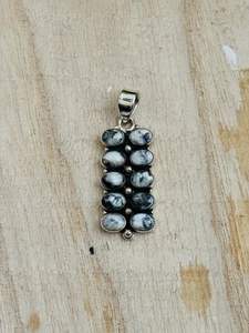 Colgante de Búfalo Blanco estilo suroeste hecho a mano en plata de ley con tecnología de incrustaciones de ajuste de bisel chapado en oro y rodio - Product Image 4