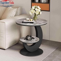 Table d'appoint ronde à 2 niveaux en dalle de roche personnalisée, avec cadre en bois et métal en arc, et étagère de rangement pour chambre et salon