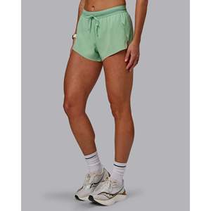 Pantalones Cortos Deportivos Accelerate 3 de Cintura Media, Transpirables, Color Verde Surreal - Product Image 6