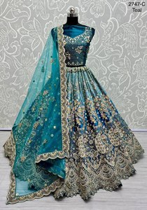 Diseñador Lehenga Choli con pavo real y patrón de flores bordado - Product Image 4