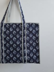 กระเป๋าสะพายไหล่ผู้หญิงอินเดียพิมพ์ลายกระเป๋าถือผ้าฝ้ายบุนวมมีซิปปิดดีไซน์รูปเหยือก - Product Image 3