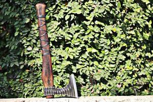 Tomahawk en acier à haute teneur en carbone fait à la main personnalisé manche de hache enveloppé de cuir en bois de frêne gaine en cuir fin ODM Viral DIY article tendance - Product Image 3