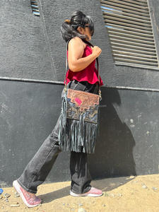 กระเป๋าสะพายข้างหนังแท้สีใสสำหรับคอนเสิร์ต - Product Image 6