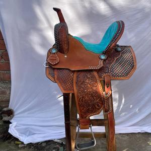 Ensemble de selle en cuir western en bois de qualité supérieure |   Accessoires en acier inoxydable façonnés à la main, couleur et taille personnalisables, motifs pour la course de barils - Product Image 4