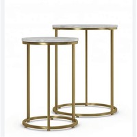Table basse ronde moderne avec plateau blanc et base en métal doré, plateau en marbre, design contemporain, meubles de salon