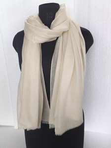 Chal de lana merino puro suave y ligero hecho a medida, calidez sostenible con estilo elegante. Ideal como base perfecta para bordar. - Product Image 4