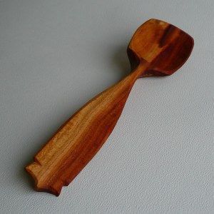 Cuillère en bois naturel faite à la main avec un aspect rustique Poignée confortable Ustensile de cuisine à long manche Idéal pour remuer et mélanger - Product Image 3