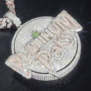 Pendentif médaillon en moissanite plaqué or HIGH TIDE avec détails de feuilles, bijoux hip-hop de luxe mignons - Product Image 1