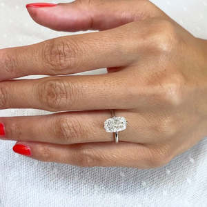 Anillo de Compromiso con Diamante de Laboratorio de 2.65ct, Corte Cojín, con Halo Oculto, Certificado IGI, en Oro y Platino - Product Image 4