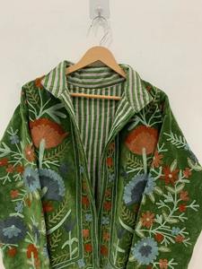 Chaqueta corta de invierno hecha a mano de terciopelo Vintage Suzani con bolsillo para mujer disponible para compra al por mayor - Product Image 5