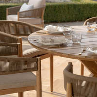 Ensemble de salle à manger moderne élégant et luxueux, table ronde en teck massif, six chaises assorties, accent en corde tressée, tissu doux, respectueux de l'environnement