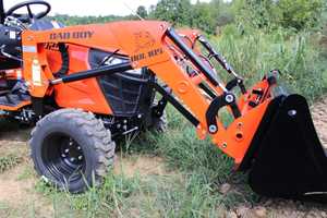 Tractores Mini Bad Boy Serie 10 - 1025H de 25 HP NUEVOS/Usados con Cargador 105 en Venta - Product Image 5
