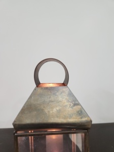 Linterna de vela duradera de metal y vidrio con soporte de pilar a prueba de viento para decoración del hogar y fiestas de Navidad - Product Image 6