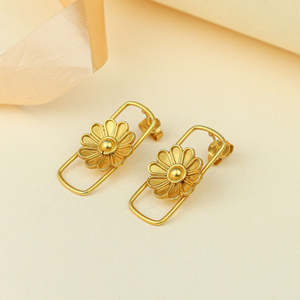 ต่างหูแบบติดหู Tridha Daisy Frame สีทอง สไตล์วินเทจทันสมัย ดีไซน์ศาสนา ทำจากสแตนเลส ทองเหลือง และเพชรซิร์คอน เหมาะสำหรับงานปาร์ตี้ - Product Image 3