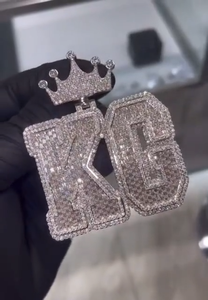 Colgante de Plata 925 con Diseño de Corona y Letra Personalizada, Incrustaciones de Moissanita VVS, Engaste en Canal, Estilo Gótico para Uso Diario - Product Image 4
