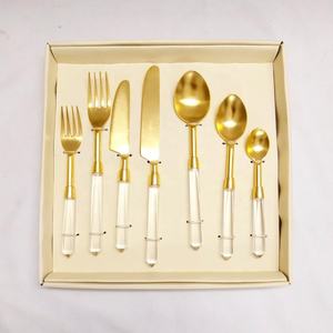 Juego de cubiertos de acero inoxidable de 7 piezas de diseño americano atemporal con asas blancas artesanales y chapadas en oro de primera calidad - Product Image 1