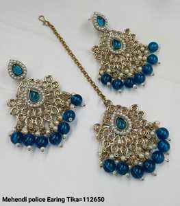 BOUCLES D'OREILLES DE CHANDELIER DE CONCEPTION INDIENNE EN GROS BOUCLES D'OREILLES ARTIFICIELLES AVEC PERLES ENSEMBLE MANGTIKKA POUR FEMMES ET FILLES - Product Image 2