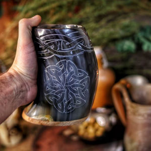Mug en corne de bœuf de la meilleure qualité avec loup sculpté à la main, écologique, mug à bière ou à café personnalisé sculpté pour boisson viking au meilleur prix - Product Image 1