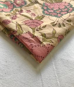 ผ้าฝ้ายพิมพ์ลายด้วยมือ ลายดอกไม้สีพาสเทลชมพูและเขียวอมฟ้า บนพื้นผ้าธรรมชาติ - Product Image 3