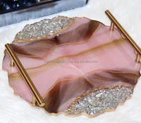 Plateau de service artisanal en résine rose, taille personnalisée, avec poignées, peint à la main, écologique, traditionnel, décoratif, motif géode, pour le petit-déjeuner