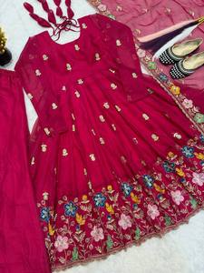 Robe longue Anarkali en soie organza rouge avec broderies et perles multiples, Salwar Kameez indien pakistanais 3 pièces à jupe évasée - Product Image 4