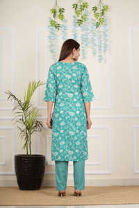 ชุดคุर्ตาผ้าฝ้ายแคมบริคพิมพ์ลายดอกไม้สีเขียว ปักลาย คอทรงกลม แขน 3/4 สำหรับผู้หญิง พร้อมกางเกงลายเชฟรอนและผ้าคลุมไหล่ - Product Image 2